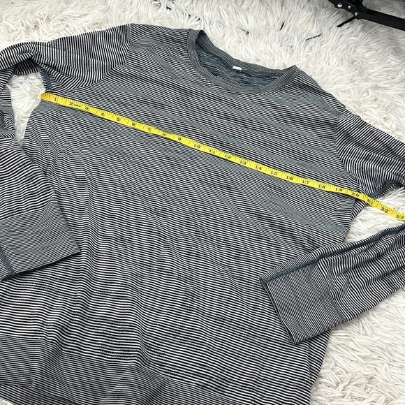 Lululemon Swiftly Tech Tee Relaxed Fit Hyper Stripe White Black - Picture 3 of 4